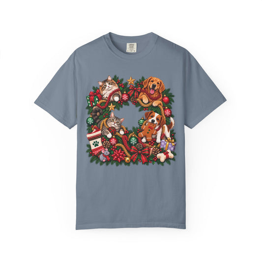 Christmas Dog & Cat Wreath T-Shirt – Festive Pet Family Tee