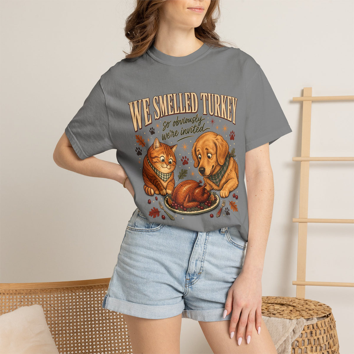 We Smelled Turkey T-Shirt – Funny Thanksgiving Dog & Cat Lover Tee