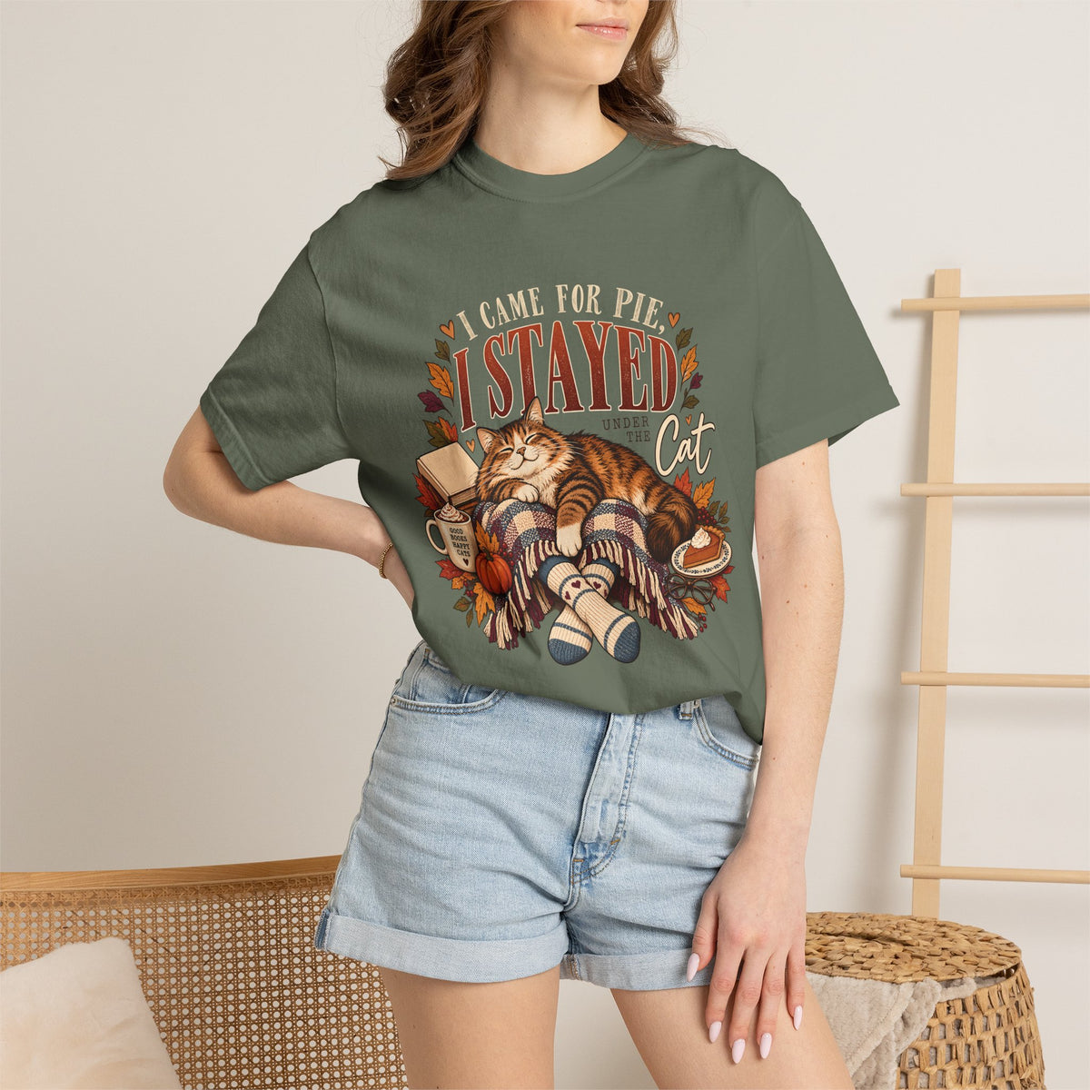 I Came for Pie I Stayed Under the Cat T-Shirt – Funny Thanksgiving Cat Tee