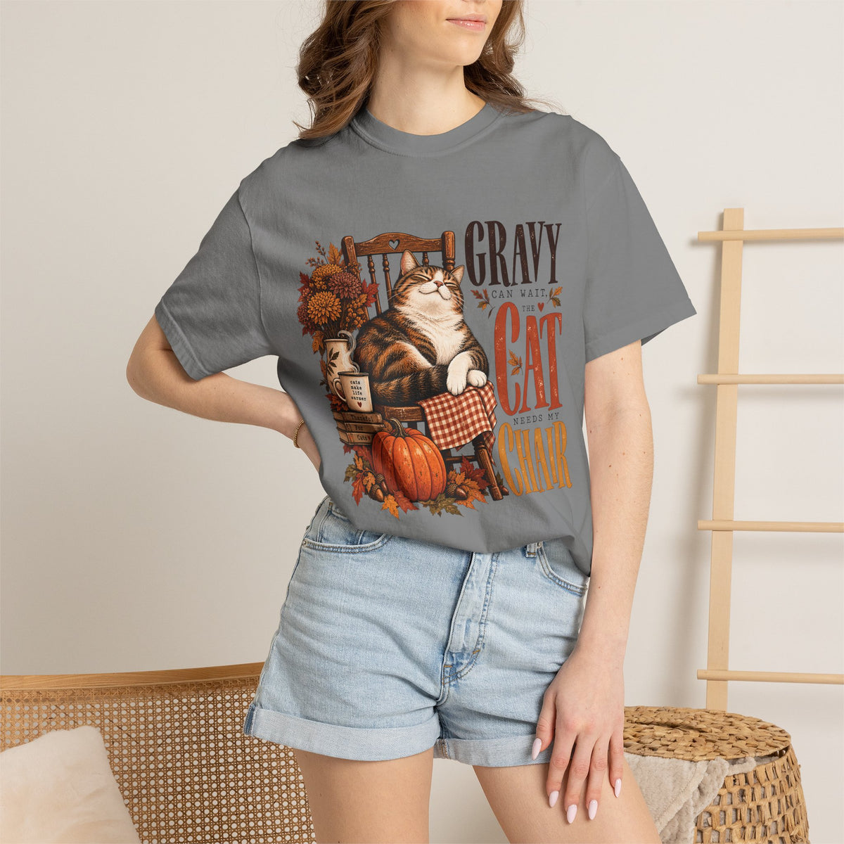 Gravy Can Wait The Cat Needs My Chair T-Shirt – Funny Thanksgiving Cat Tee