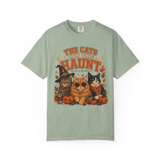 The Cats Run This Haunt T-Shirt – Funny Halloween Cat Lover Tee