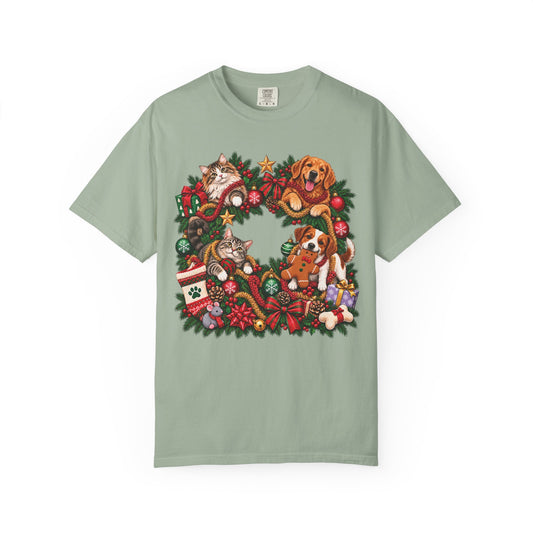 Christmas Dog & Cat Wreath T-Shirt – Festive Pet Family Tee