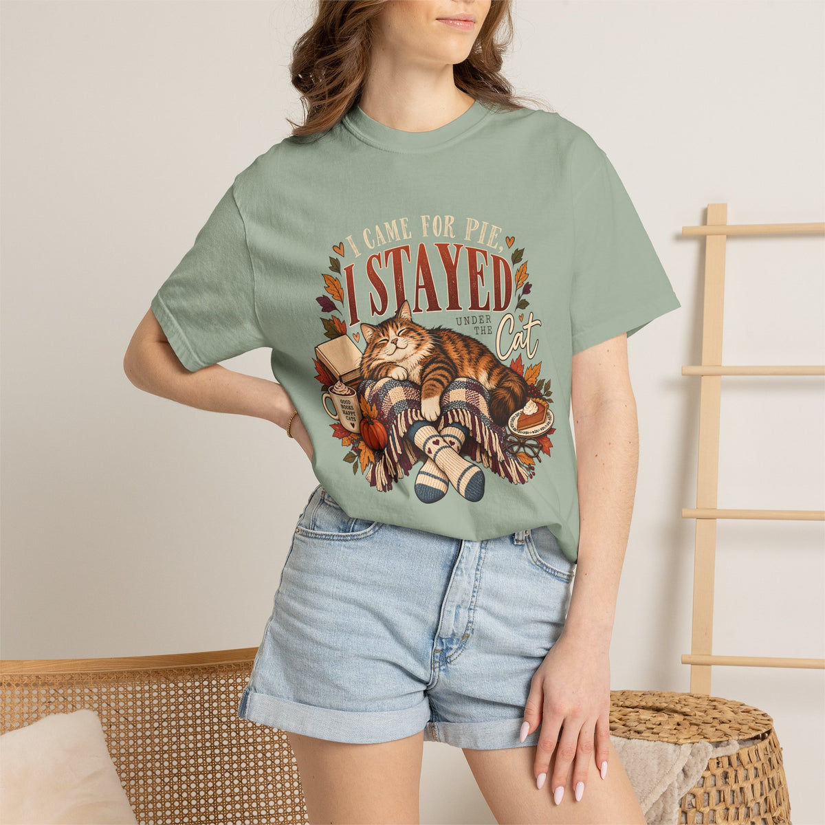 I Came for Pie I Stayed Under the Cat T-Shirt – Funny Thanksgiving Cat Tee