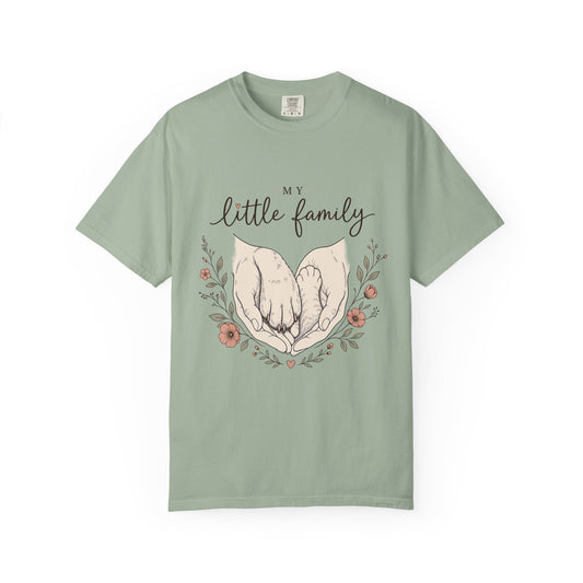 "My Little Family" Hands & Paw Heart Design – Pet Parent T-Shirt