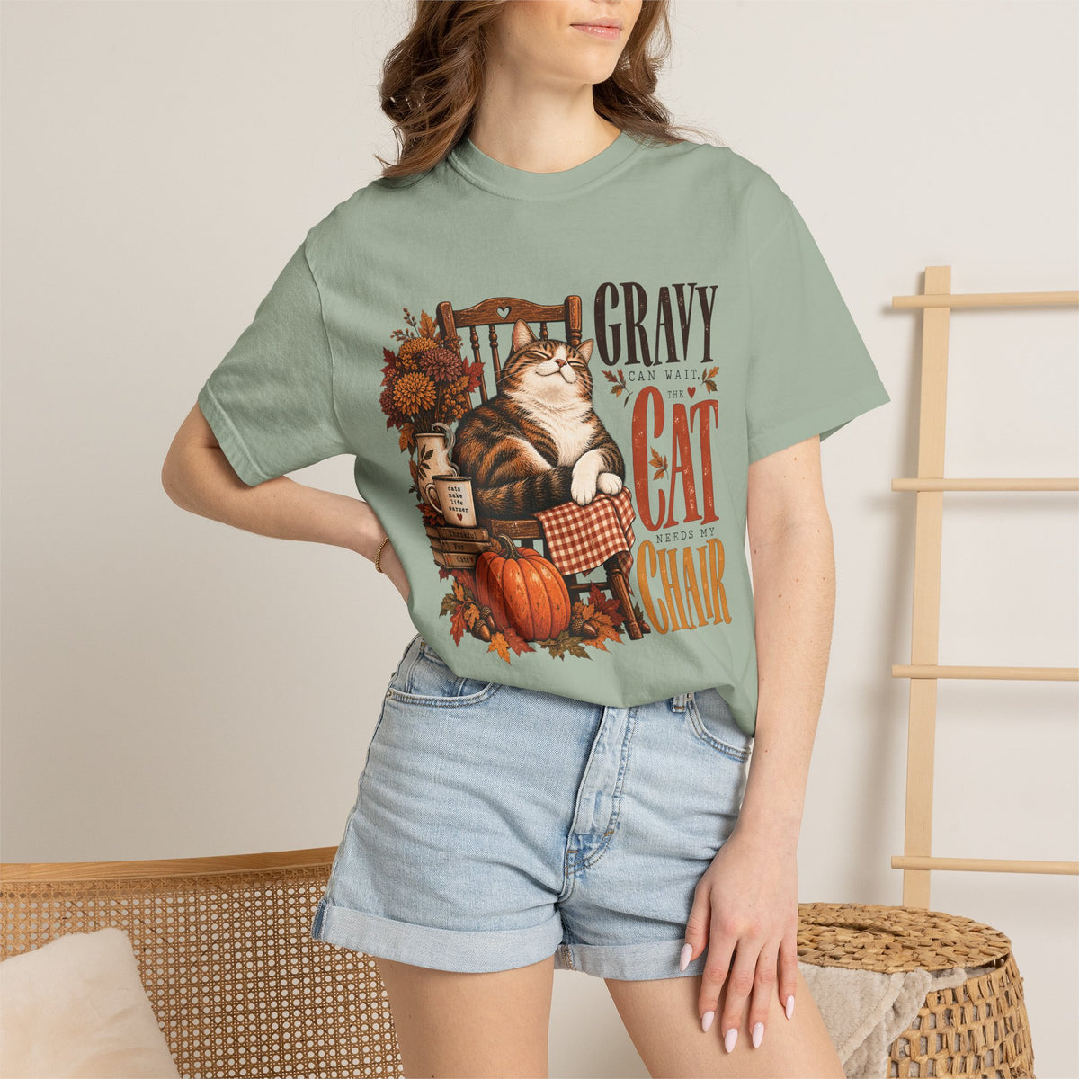 Gravy Can Wait The Cat Needs My Chair T-Shirt – Funny Thanksgiving Cat Tee