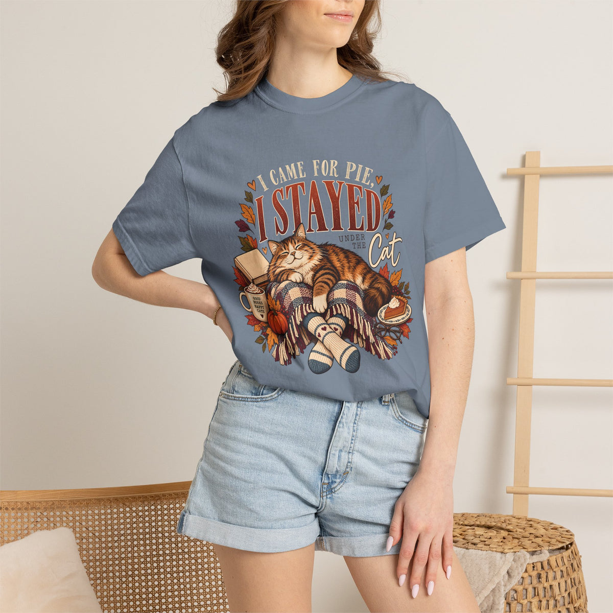 I Came for Pie I Stayed Under the Cat T-Shirt – Funny Thanksgiving Cat Tee
