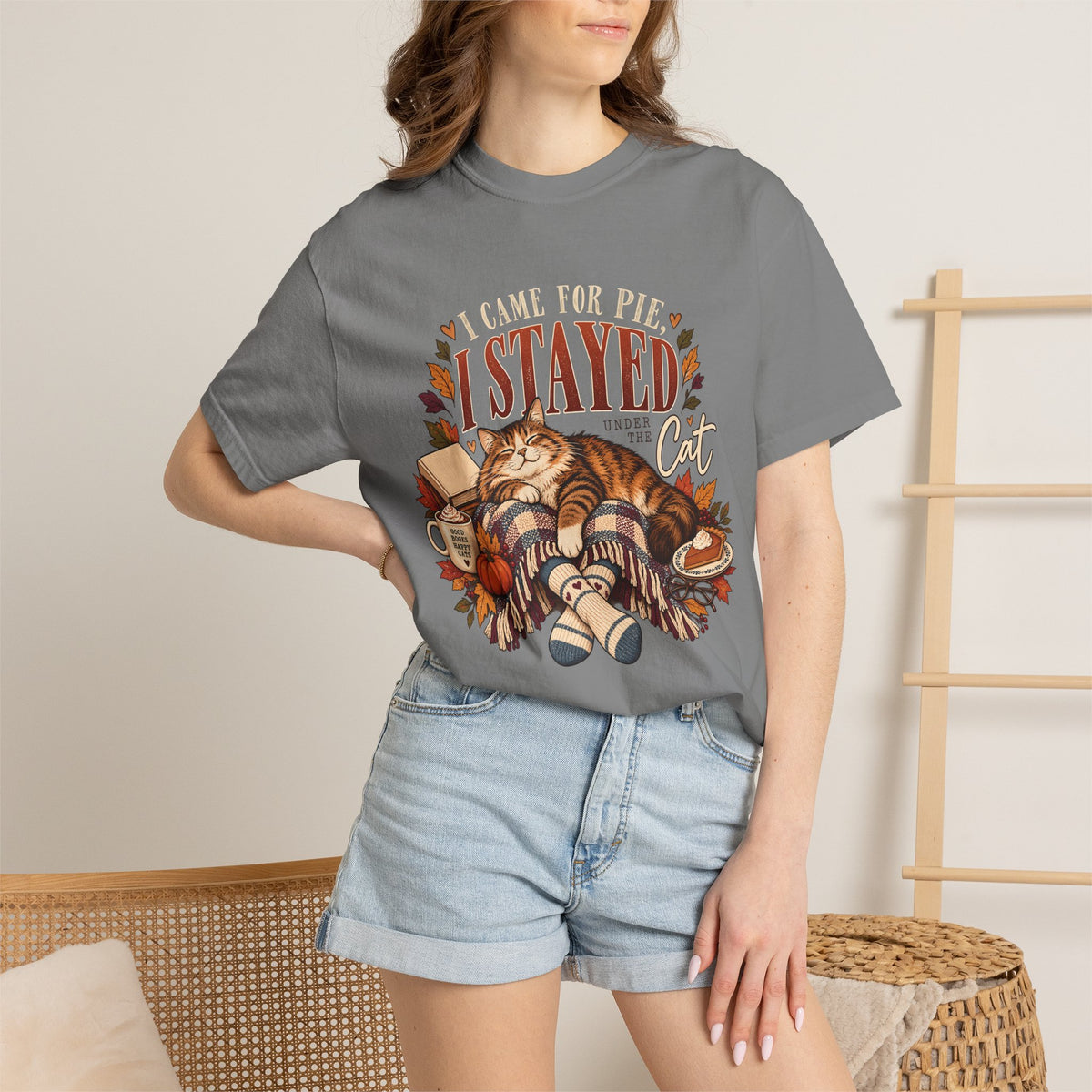 I Came for Pie I Stayed Under the Cat T-Shirt – Funny Thanksgiving Cat Tee